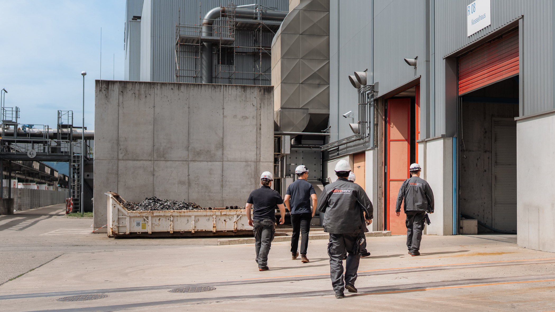 Das Valveserv-Team mit Schutzhelmen im Einsatz auf einem Industriegelände