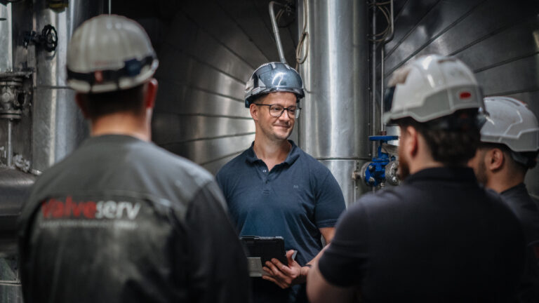 Das Valveserv-Team bespricht einen Serviceeinsatz an einer Industrieanlage