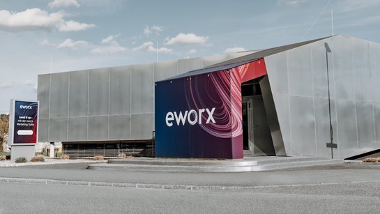 eworx-Hauptstandort in Rohrbach-Berg mit Firmenlogo an der Fassade
